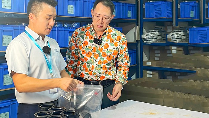 2質(zhì)檢部與倉庫牛商央視財經(jīng)評論員單仁與東晟密封件胡燕林  (3)